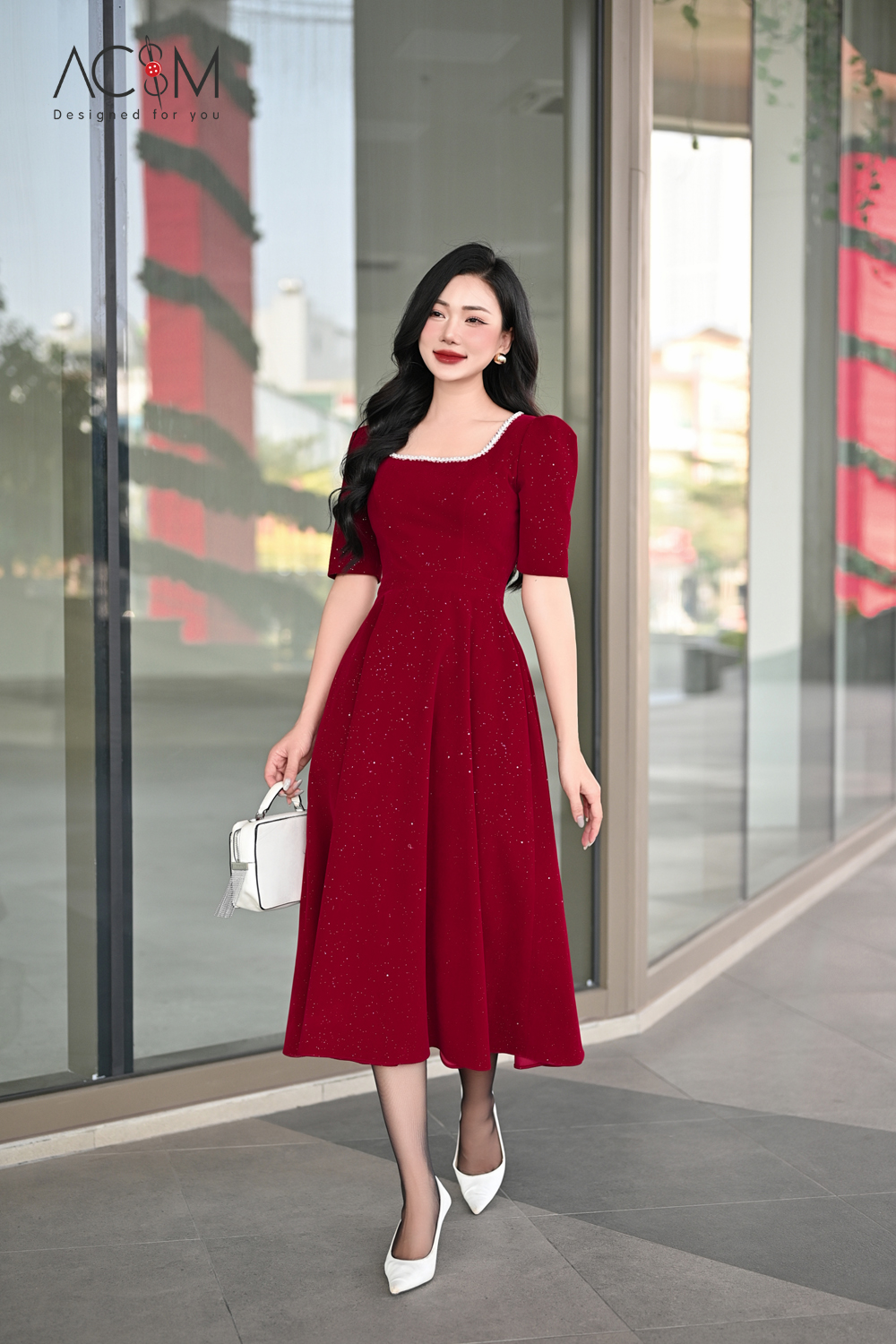 Đầm nhung cổ vuông trang trí